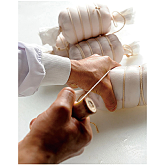 〈鎌倉ハム富岡商会〉伝統の布巻きロースハム